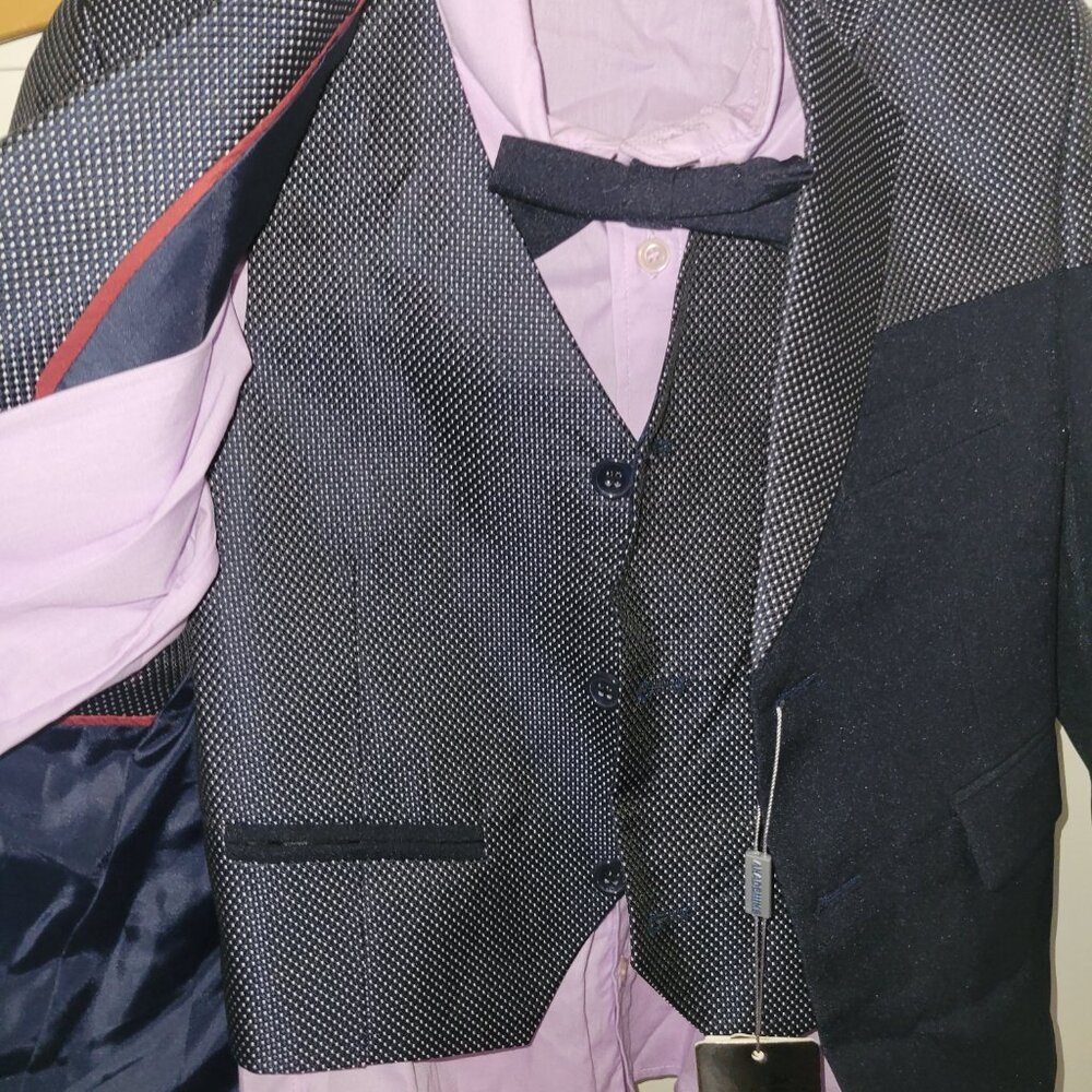 Suit - Picture 2 of 5
